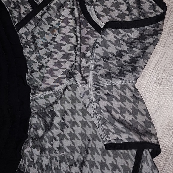 Lululemon Tracker shorts size 4 - Picture 4 of 8